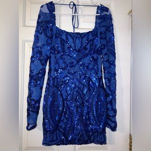 Worn only once for a few hours. I am 5’1 120lbs. Looked great in pics!